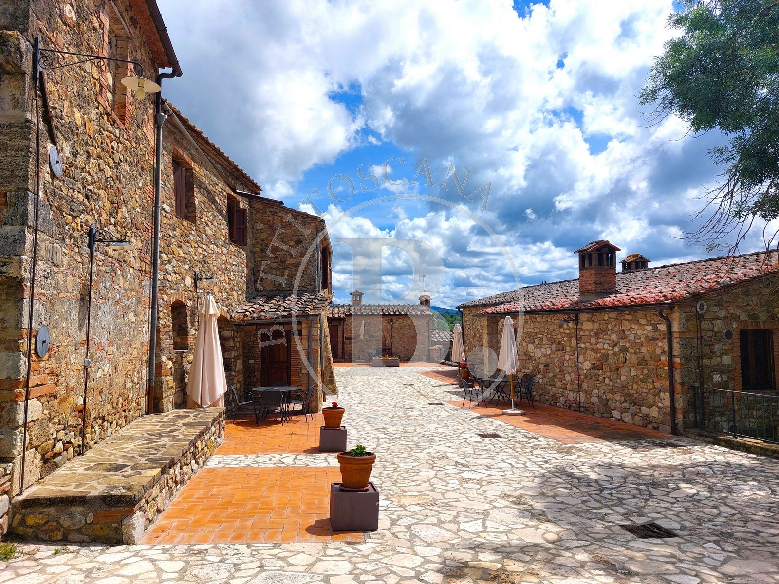 CHARMING ESTATE - Poggibonsi (Si)