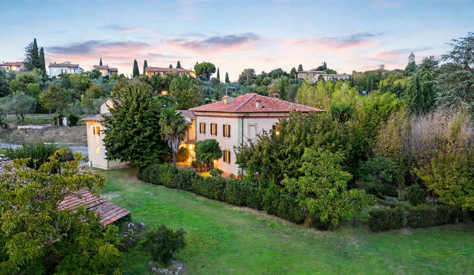 VILLA LIBERTY WITH OUTBUILDINGS - San Gimignano (Si)