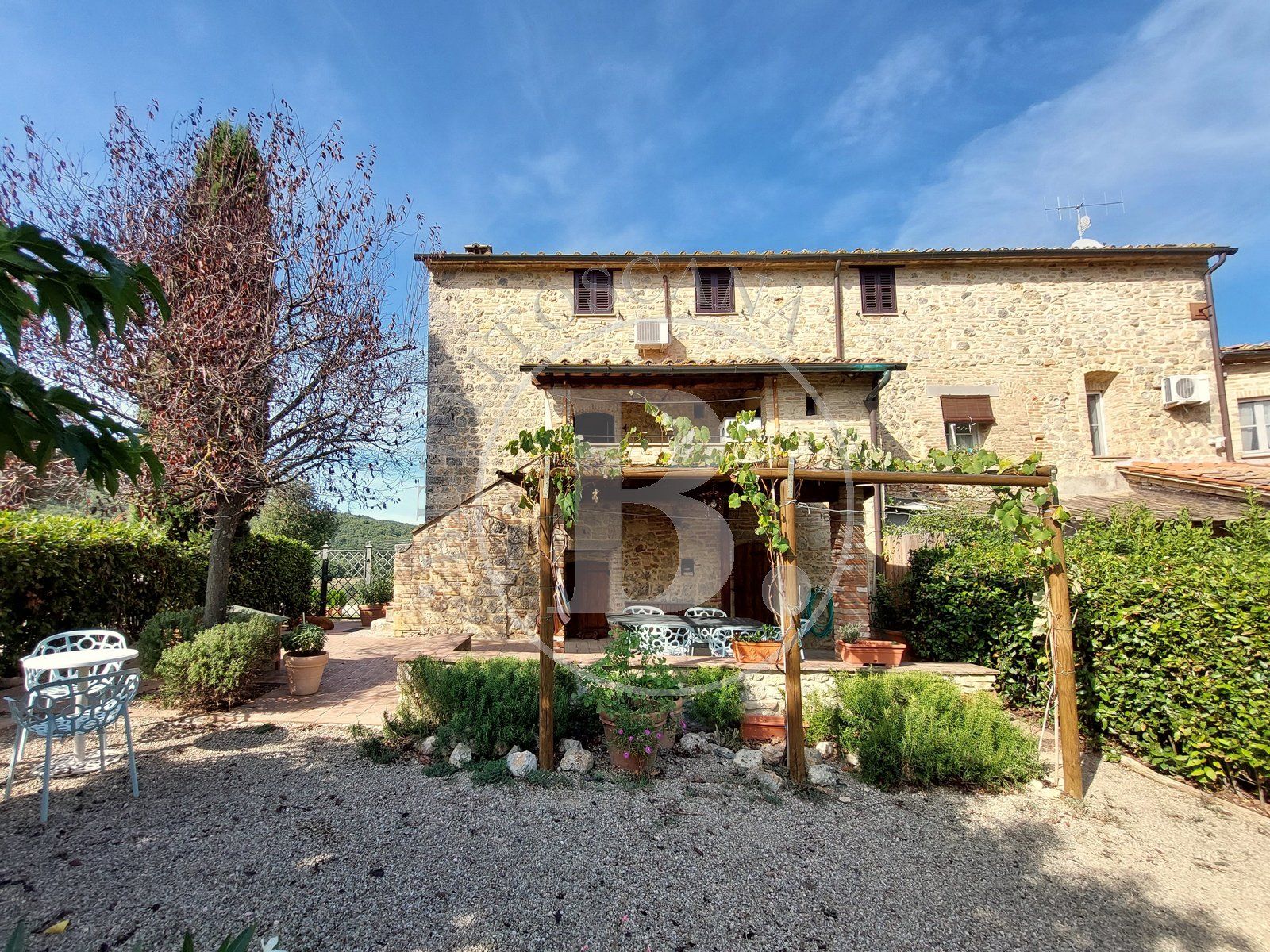 APPARTAMENTO CON GIARDINO - San Gimignano (Si)